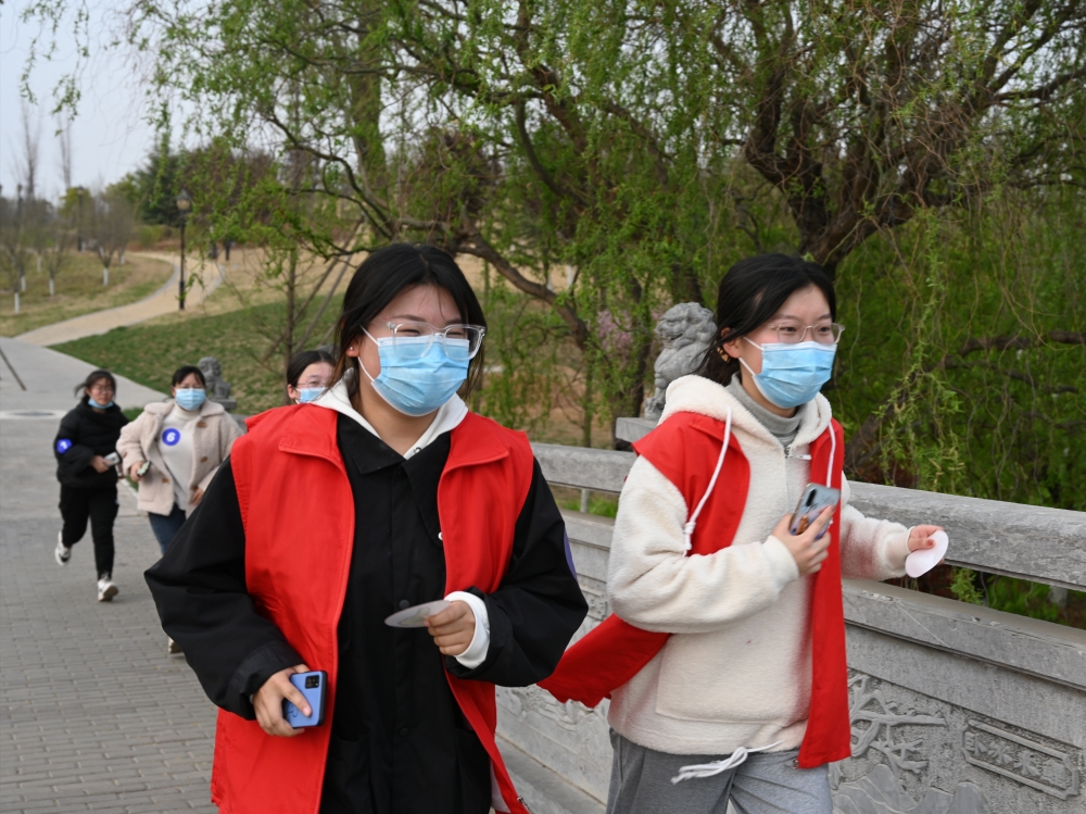 学生参与围湖长跑（2）